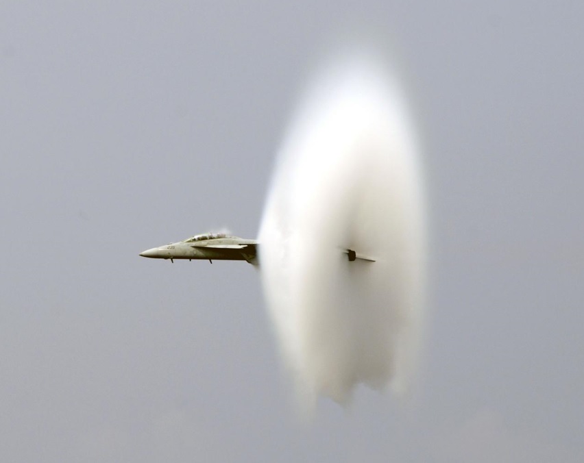 airplane breaking the speed of sound 